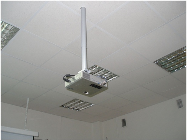 Пример размещения проектора на потолке